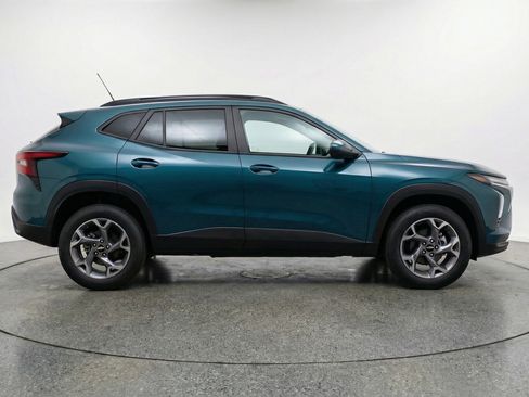 Used 2025 Chevrolet Trax LT w/ LT Convenience Package FWD image 11