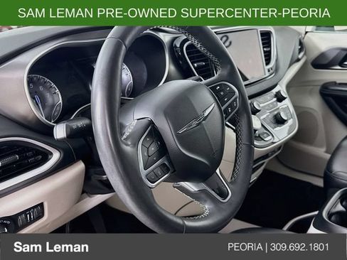 Used 2023 Chrysler Pacifica Touring-L FWD image 11
