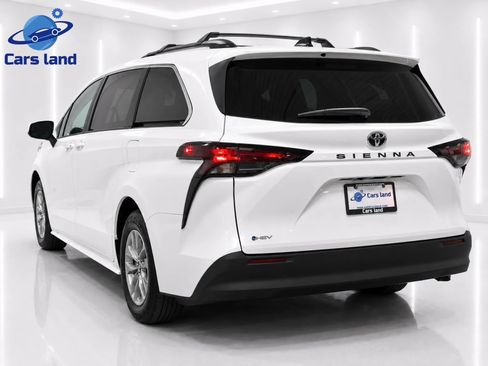 Used 2026 Toyota Sienna LE FWD image 5
