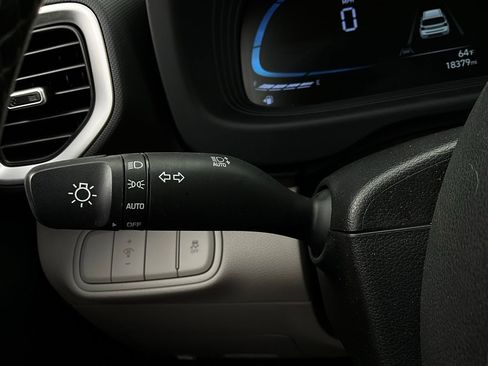 Used 2025 Hyundai Venue SEL image 36