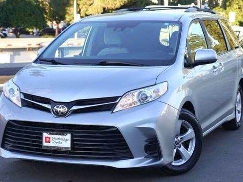 Used 2020 Toyota Sienna LE image 4