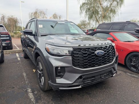 Used 2025 Ford Explorer ST-Line w/ ST-Line Street Pack image 3