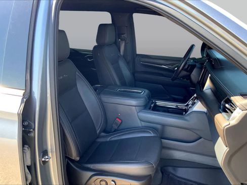 Used 2022 GMC Yukon XL Denali AWD/4WD image 9