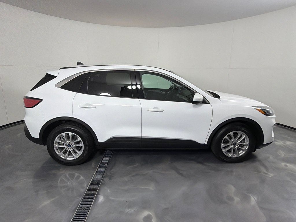 Used 2021 Ford Escape SE w/ Cold Weather Package FWD image 4