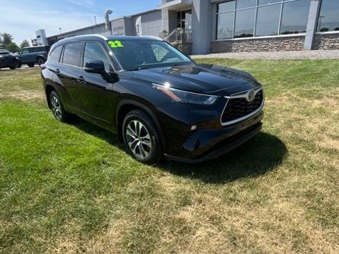 Used 2022 Toyota Highlander XLE AWD/4WD image 1