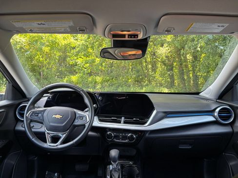 Used 2025 Chevrolet Trax LT w/ LT Convenience Package FWD image 27