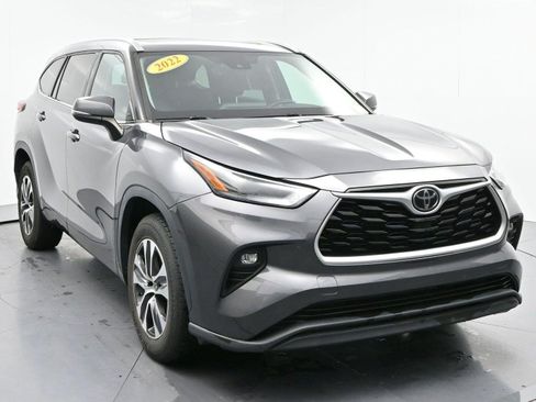Used 2022 Toyota Highlander XLE FWD image 2