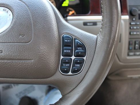 Used 2003 Lincoln Town Car Signature image 10