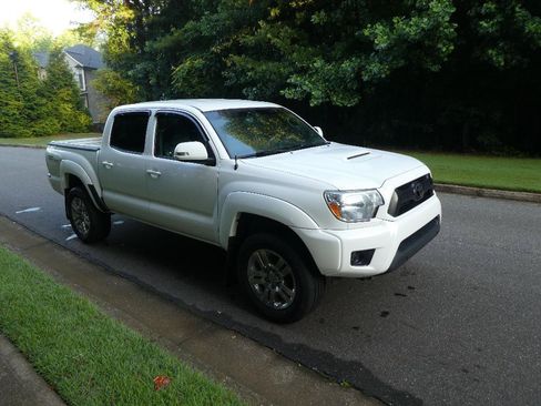 Used 2012 Toyota Tacoma PreRunner w/ TRD Sport Upgrade Pkg RWD image 27