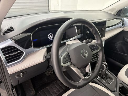 Used 2025 Volkswagen Taos SE w/ Panoramic Sunroof Package FWD image 4