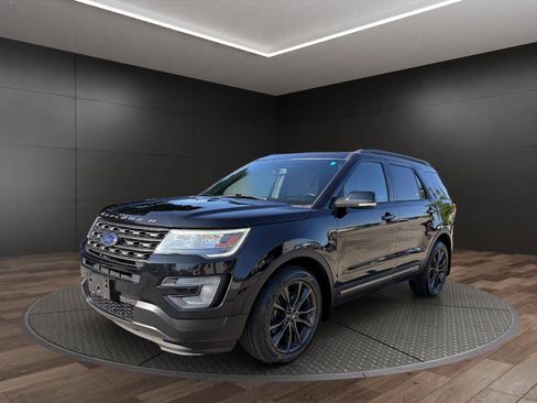 Used 2017 Ford Explorer XLT w/ Equipment Group 202A AWD/4WD image 4