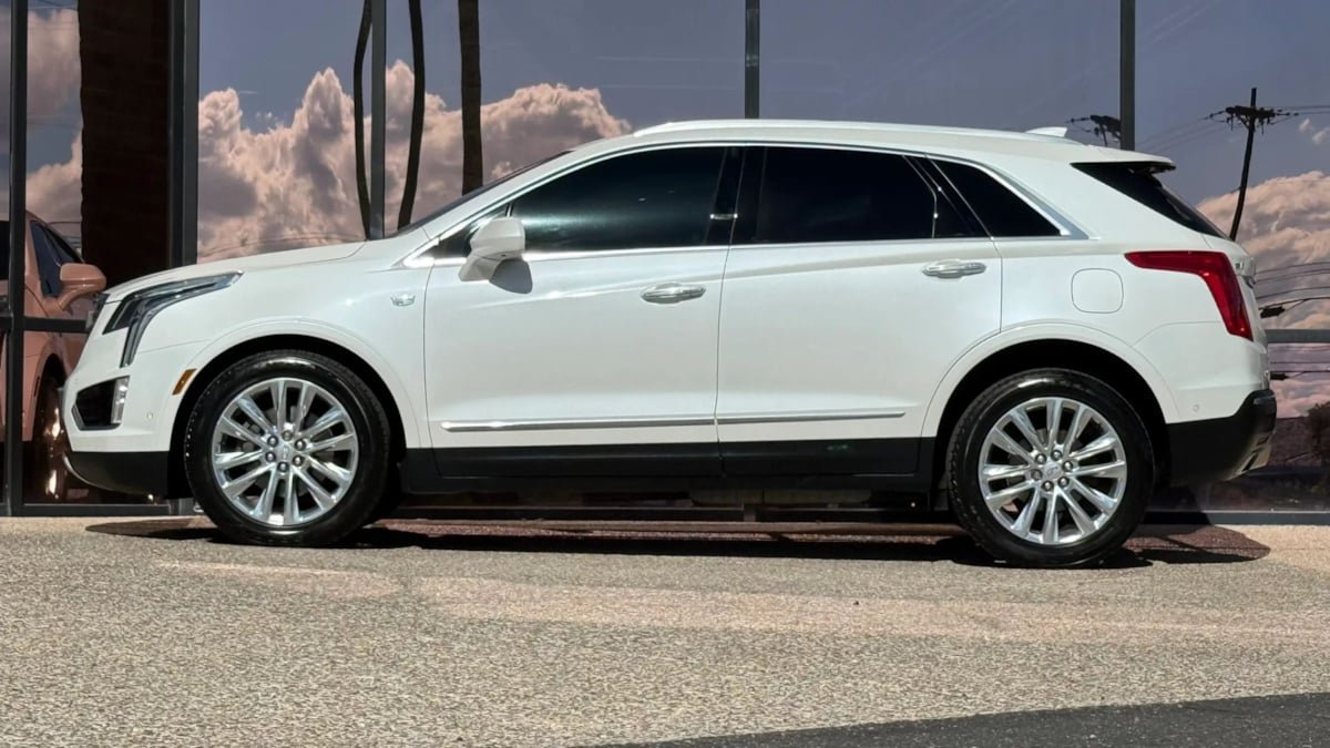 Used 2017 Cadillac XT5 Platinum w/ Driver Assist Package AWD/4WD image 5