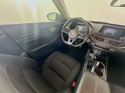 Used 2024 Nissan Altima 2.5 SV image 9