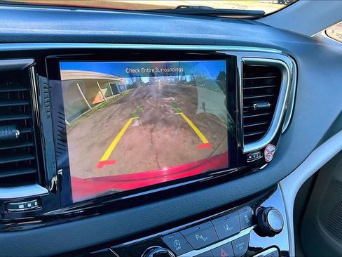 Used 2023 Chrysler Pacifica Touring-L FWD image 30