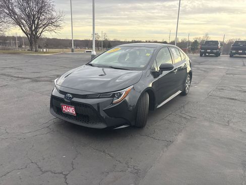 Used 2022 Toyota Corolla LE image 3