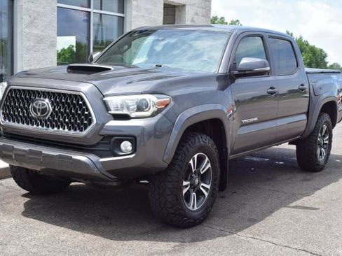 Used 2018 Toyota Tacoma SR5 AWD/4WD image 15