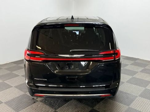 Used 2024 Chrysler Pacifica Touring-L FWD image 9