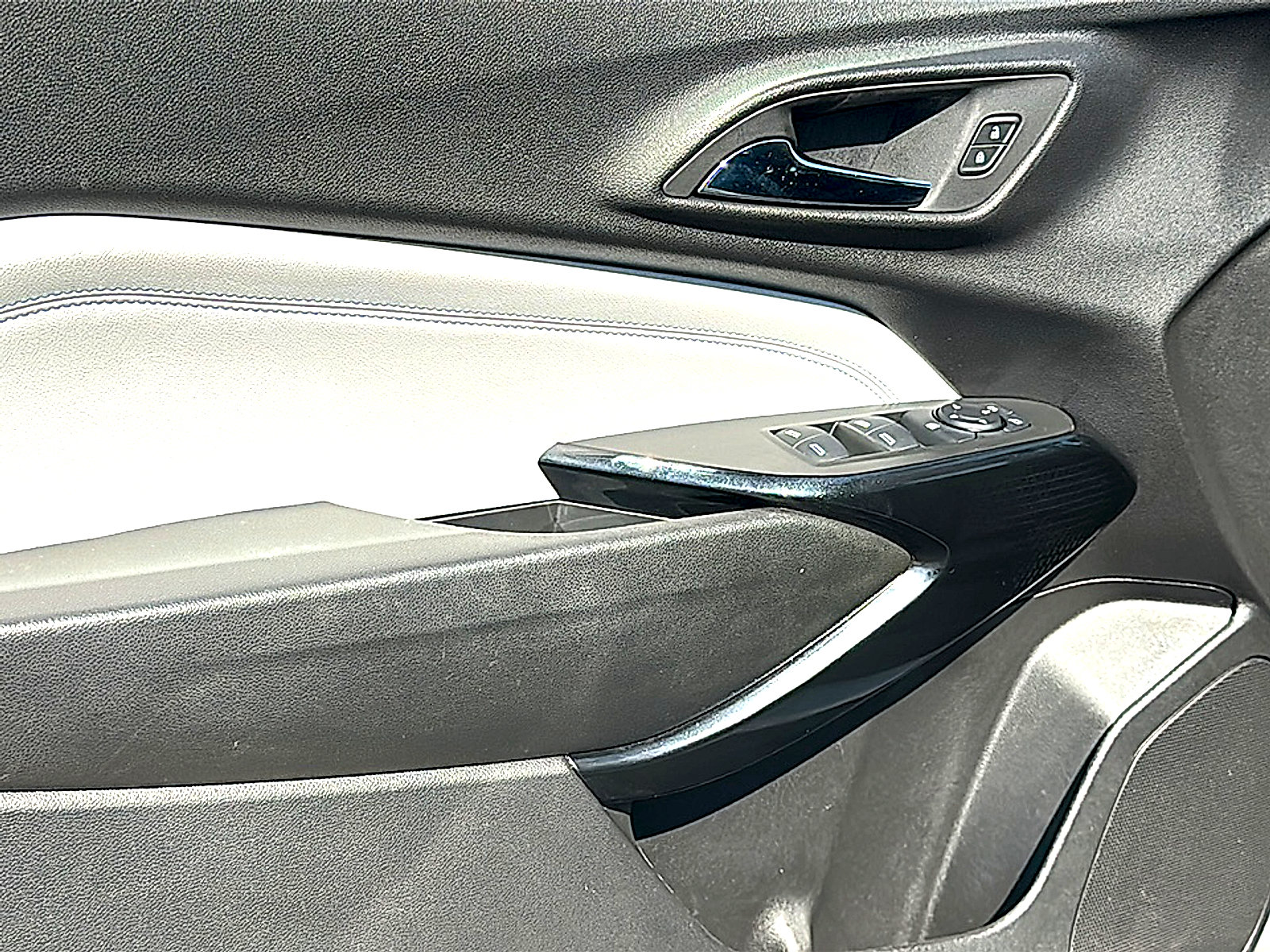 Used 2025 Chevrolet Trax LT FWD image 16