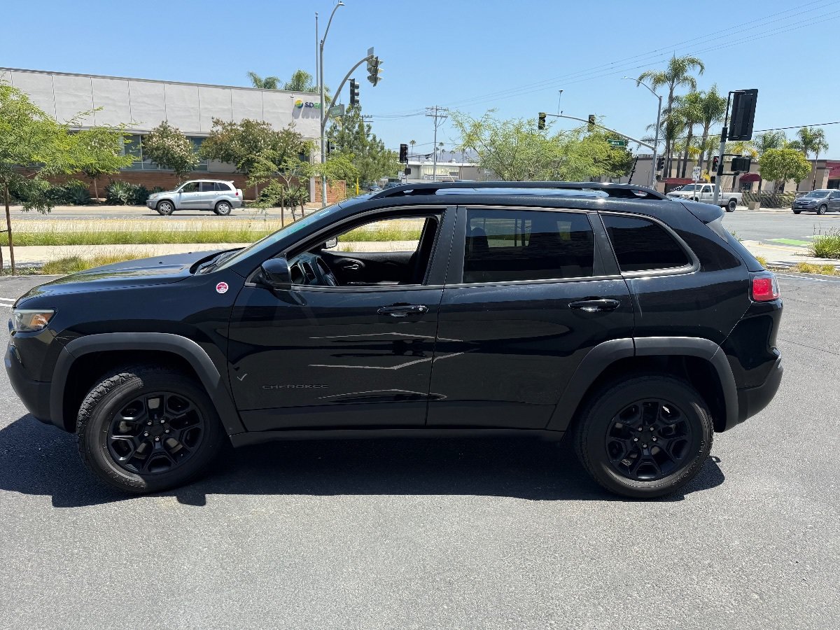 Used 2022 Jeep Cherokee Trailhawk w/ Sun, Sound & Nav Group AWD/4WD image 8