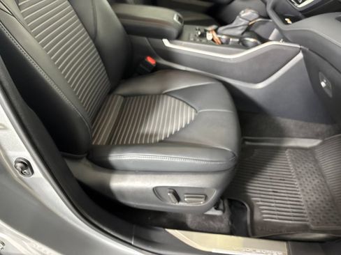 Used 2023 Toyota Highlander XSE FWD image 33