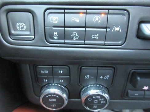 Used 2023 GMC Yukon XL Denali Ultimate AWD/4WD image 28