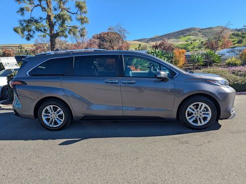 Used 2024 Toyota Sienna Limited image 4
