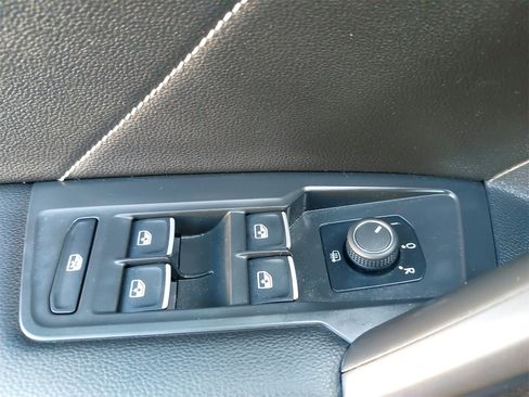 Used 2022 Volkswagen Tiguan SE image 32