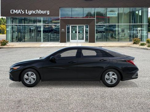New 2026 Hyundai Elantra SE FWD image 3