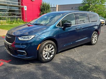 Certified 2025 Chrysler Pacifica Select