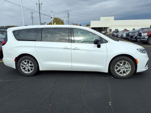 Used 2025 Chrysler Pacifica Select image 2