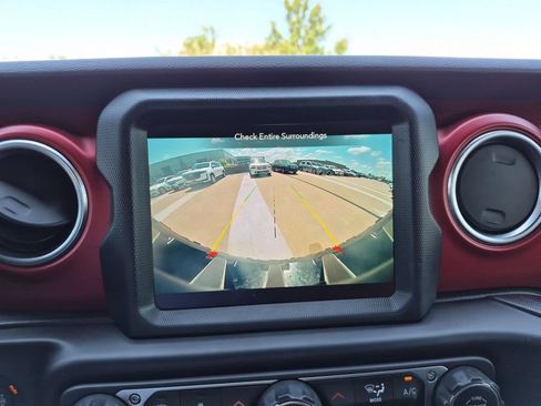 Used 2023 Jeep Wrangler Unlimited Rubicon w/ Cold Weather Group AWD/4WD image 15