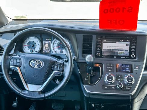 Used 2020 Toyota Sienna SE w/ SE Preferred Package FWD image 12