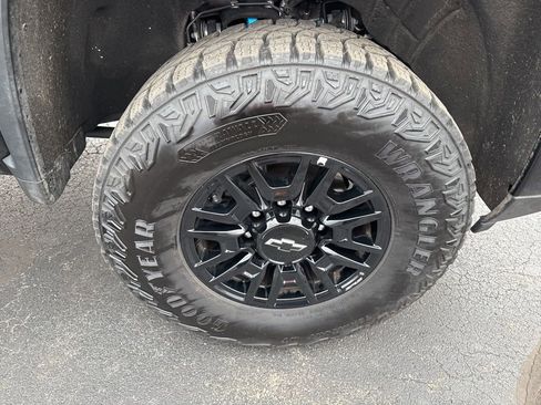 Used 2025 Chevrolet Silverado 2500 ZR2 w/ Technology Package image 28