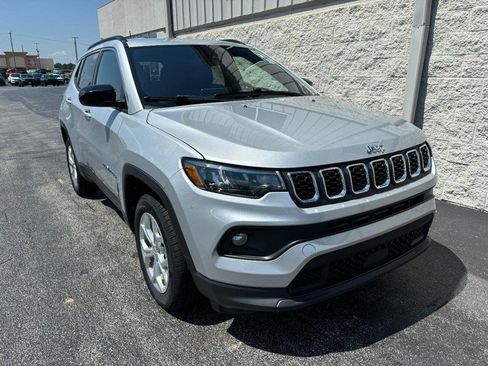 Used 2024 Jeep Compass Latitude AWD/4WD image 2