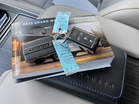 Used 2023 Jeep Wagoneer Series II AWD/4WD image 31