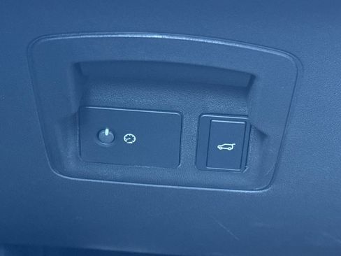 Certified 2025 Land Rover Range Rover Velar Dynamic SE image 32