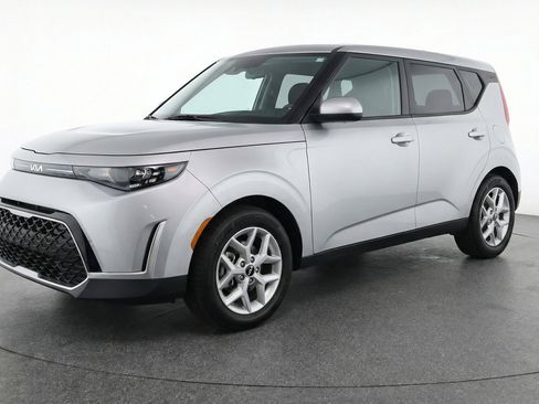 Used 2025 Kia Soul LX w/ LX Technology Package FWD image 3