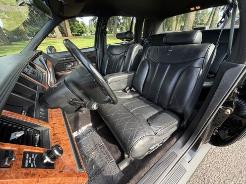 Used 1993 Lincoln Town Car Signature RWD image 28