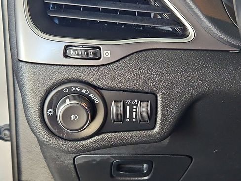 Used 2021 Jeep Cherokee Latitude Plus AWD/4WD image 14