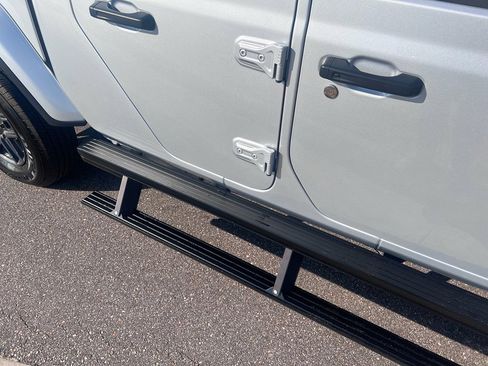 Used 2024 Jeep Gladiator Sport image 19