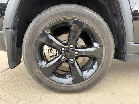 Used 2023 Jeep Grand Cherokee Altitude AWD/4WD image 9