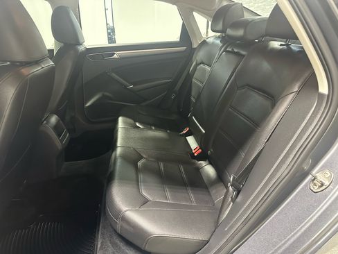 Used 2018 Volkswagen Passat 2.0T R-Line w/ R-Line Lighting Package image 16