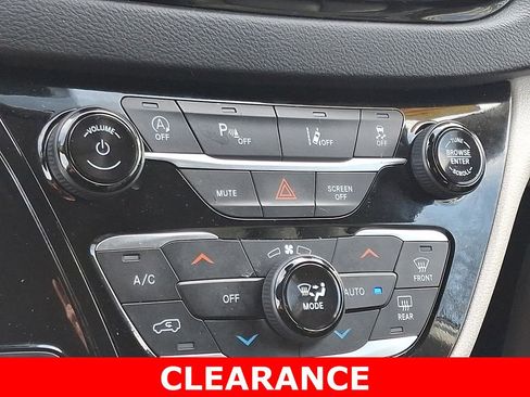 Used 2024 Chrysler Pacifica Touring-L FWD image 16