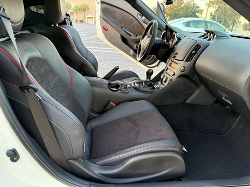 Used 2020 Nissan 370Z Coupe RWD image 31