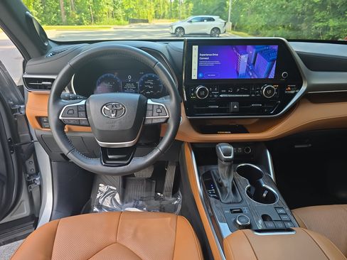Used 2024 Toyota Highlander Platinum AWD/4WD image 17