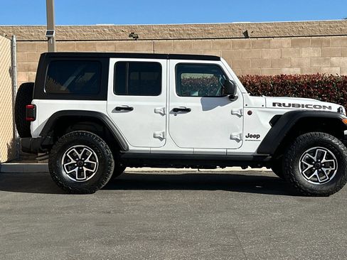 Used 2025 Jeep Wrangler Unlimited Rubicon AWD/4WD image 3