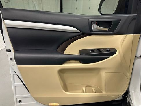Used 2019 Toyota Highlander XLE AWD/4WD image 8