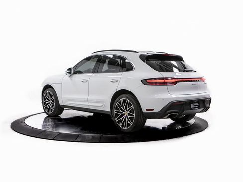 Certified 2024 Porsche Macan image 3