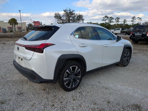Used 2022 Lexus UX 200 w/ Accessory Package (Z1) image 4