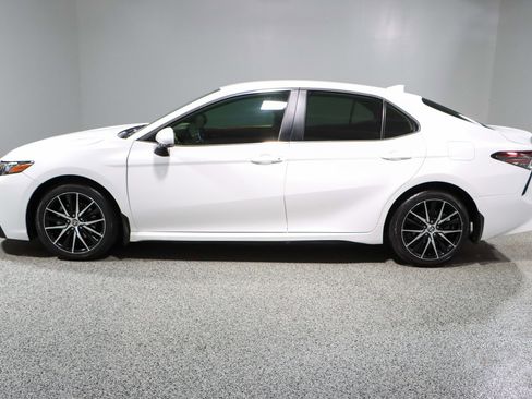 Used 2024 Toyota Camry SE image 10